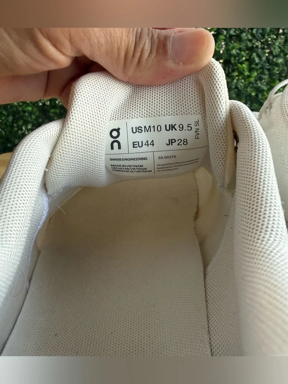On Cloud 5 Men’s Size 10 Undyed White Sneakers